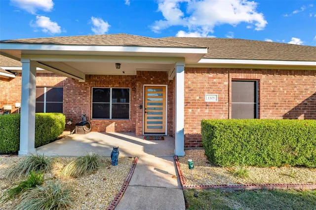 $580,000 | 1305 East Highland Road, Waxahachie, TX 75167