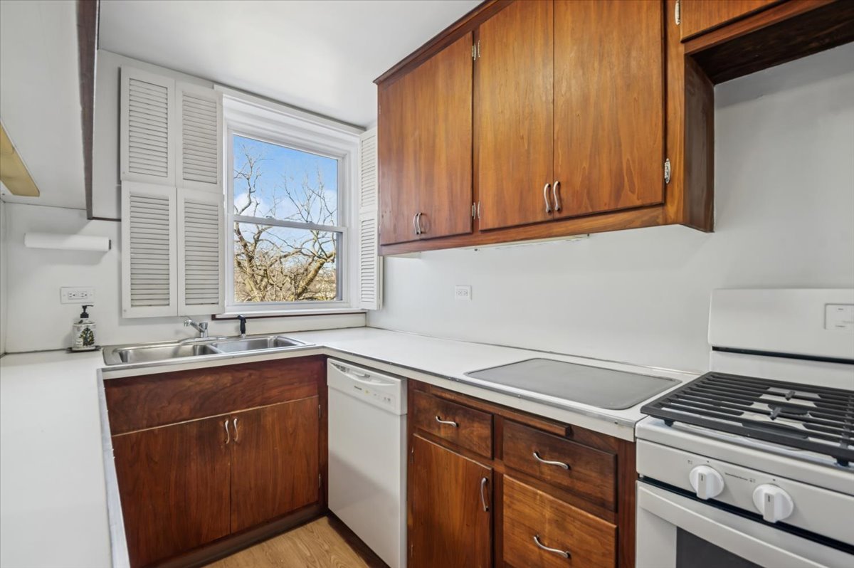 1585 Ridge Avenue, Unit 301 Evanston, IL 60201 - Photo 9 of 22 a kitchen with a sink stove and cabinets
