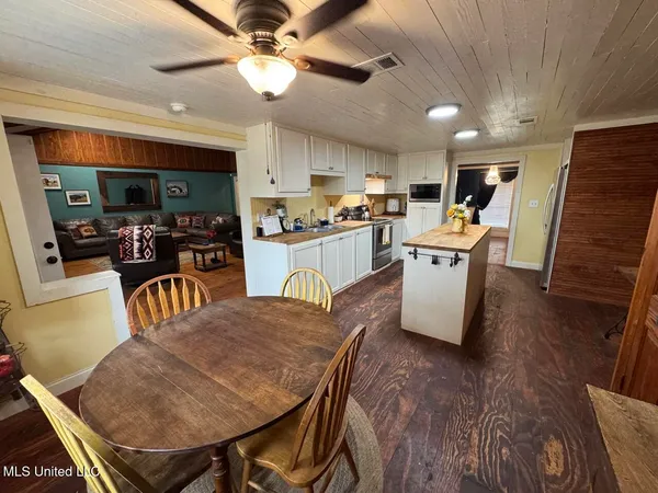 $450,000 | 7035 Robertson Road, Meadville, MS 39653
