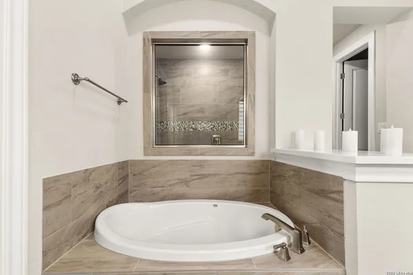 $3,800 | 3911 Monteverde Way, San Antonio, TX 78261