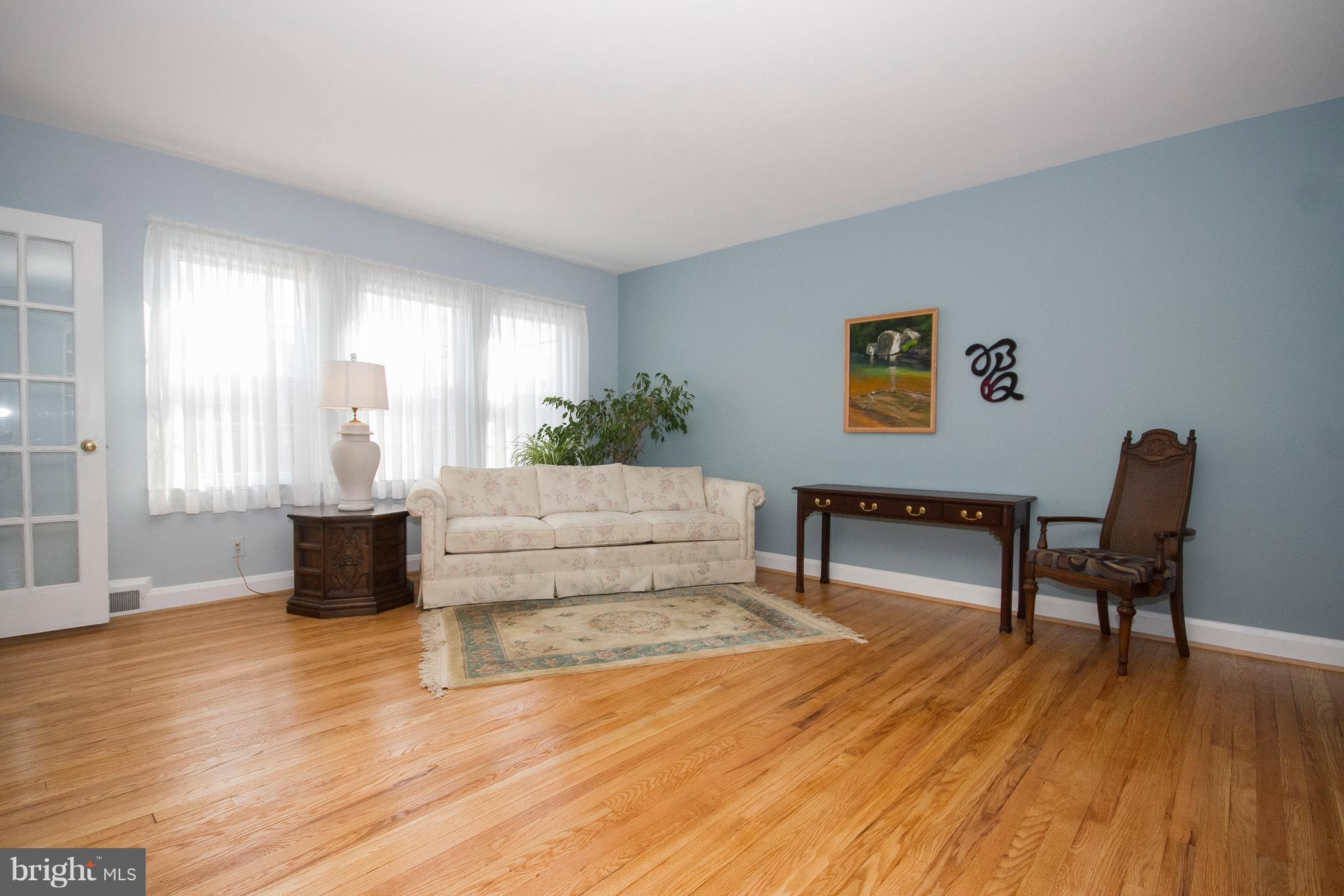 1809 Glen Ridge Road Towson, MD 21286 - Photo 5 of 30 a living room with furniture and wooden floor