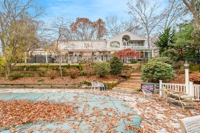 $1,300,000 | 17 Thide Court, Smithtown, NY 11787