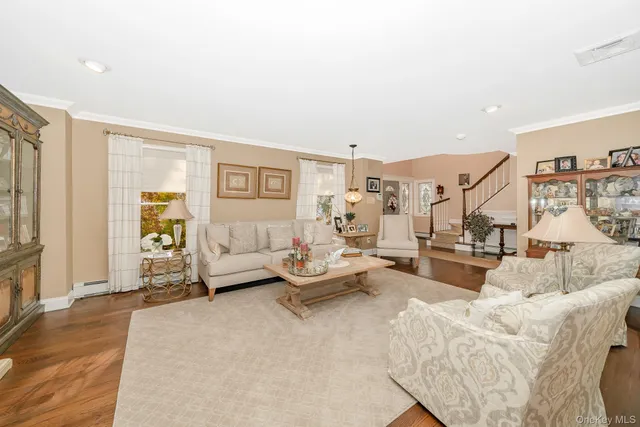 $1,300,000 | 17 Thide Court, Smithtown, NY 11787