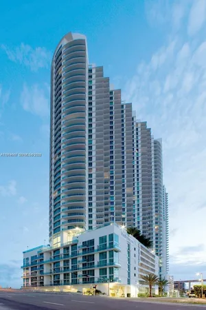 a view of a tall building in the city