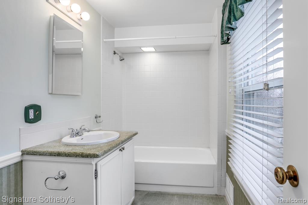 915 Cook Road Grosse Pointe Woods, MI 48236 - Photo 30 of 38