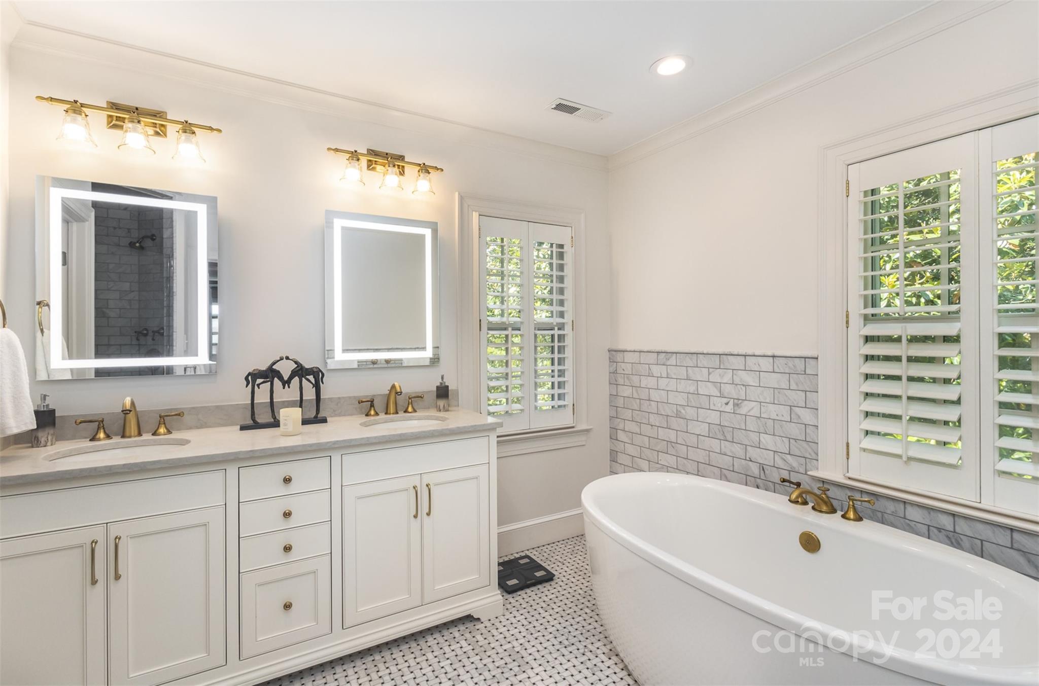 1900 South Wendover Road Charlotte, NC 28211 - Photo 20 of 38 a bathroom with a tub a sink and mirror