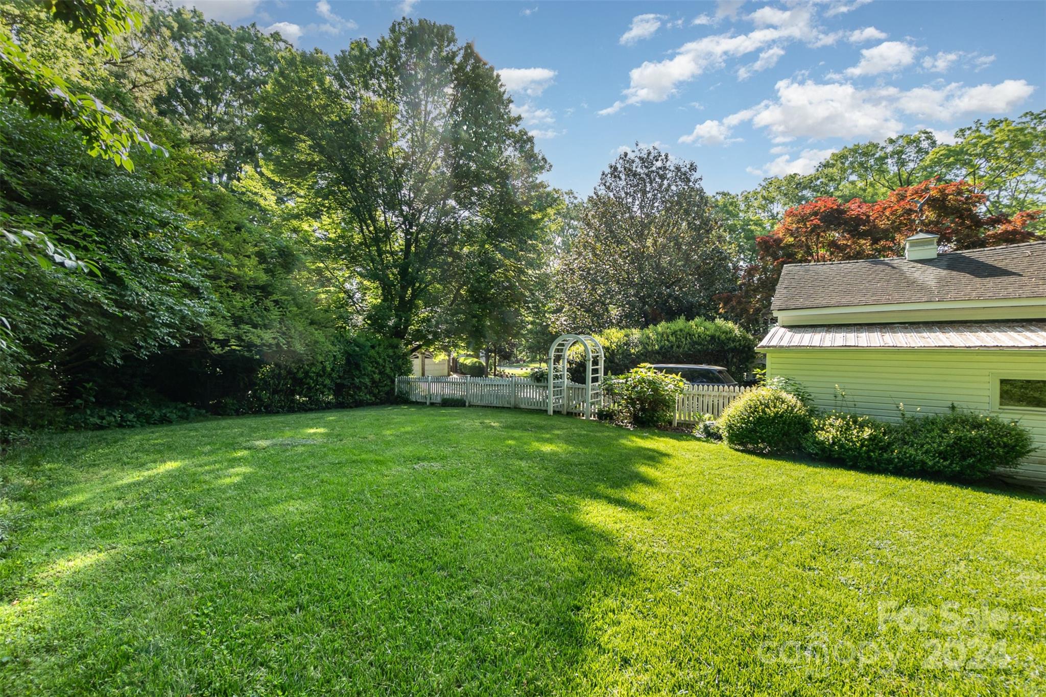 1900 South Wendover Road Charlotte, NC 28211 - Photo 34 of 38 a view of a garden with houses