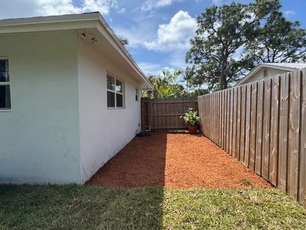 $845,000 | 423 Beacon Street, Tequesta, FL 33469