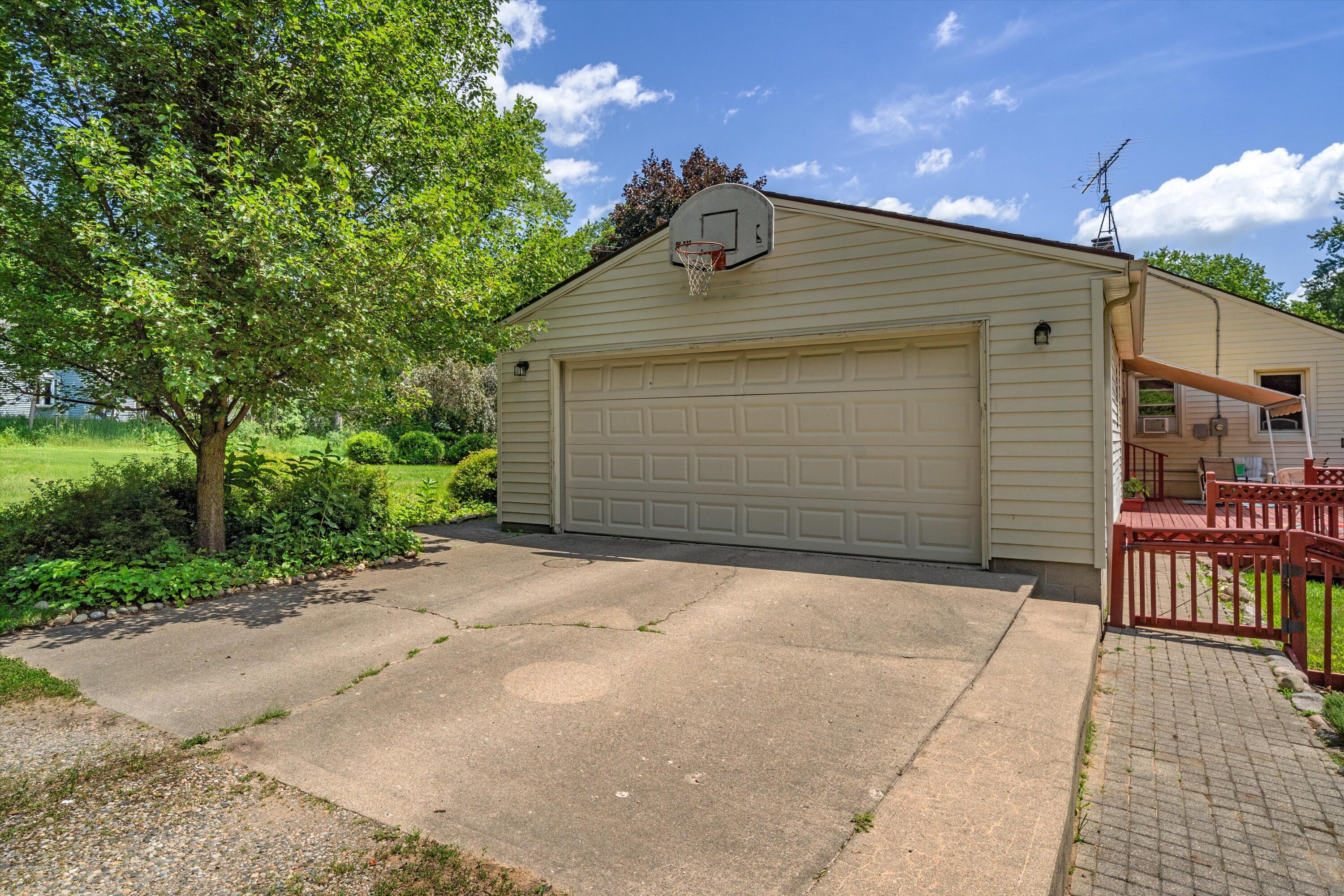 16009 Cavanaugh Lake Road Chelsea, MI 48118 - Photo 44 of 56 Garage View