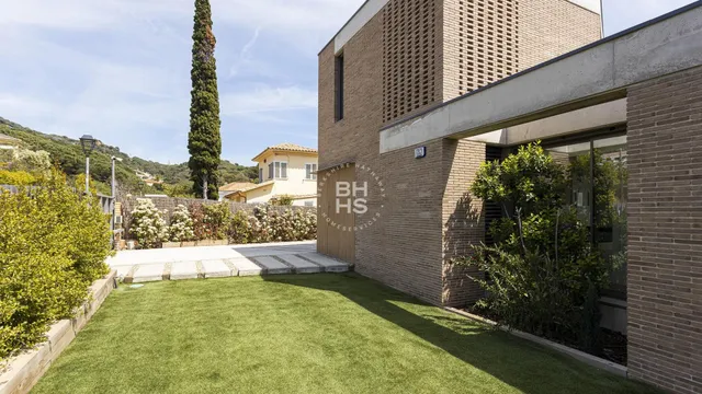 a view of a pathway both side of house