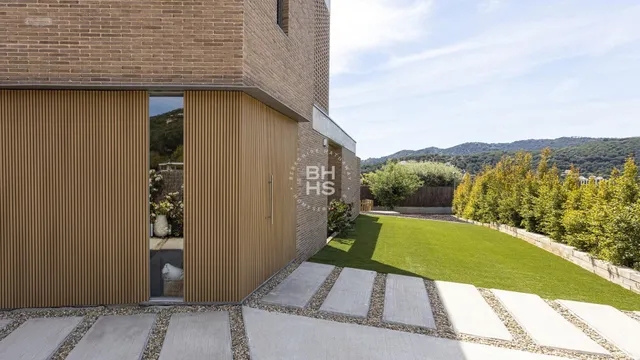a view of a car park in front of house