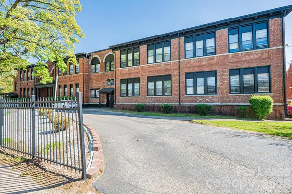 $1,075 | 426 2nd Avenue Southeast, Hickory, NC 28602