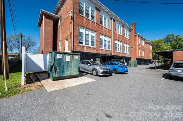 $1,075 | 426 2nd Avenue Southeast, Hickory, NC 28602