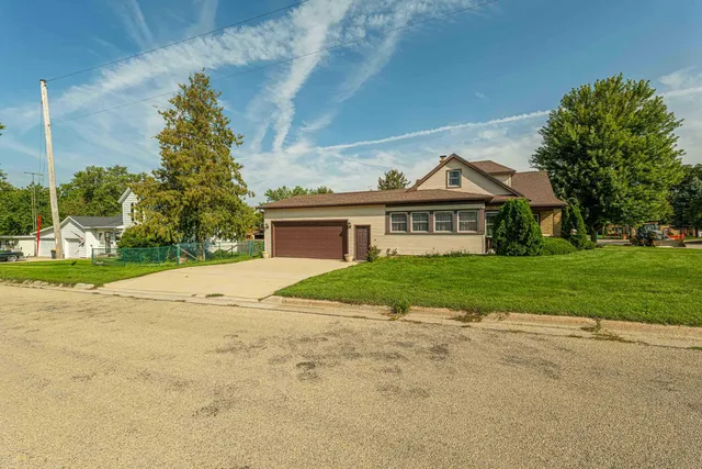 $262,500 | 2113 11th Street, Monroe, WI 53566