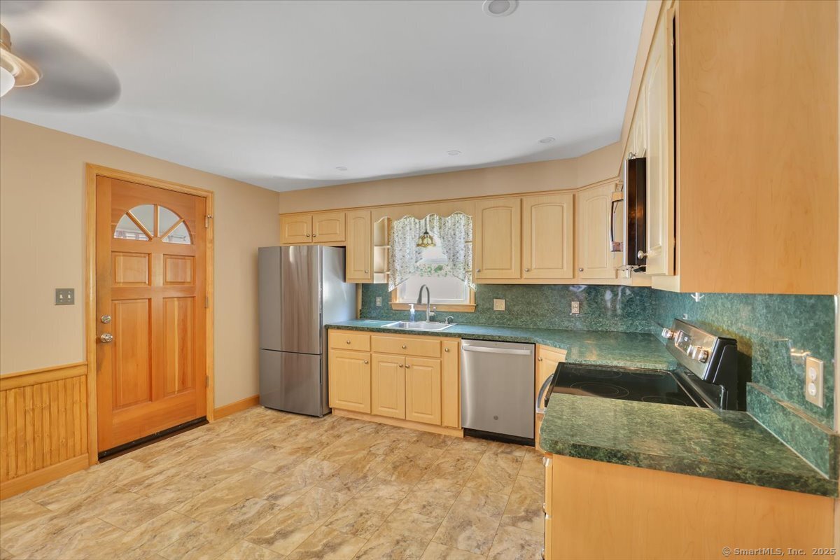 35 Broadview Street Bristol, CT 06010 - Photo 12 of 37