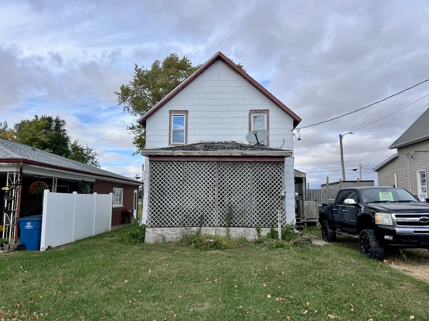 a view of a house with a back yard