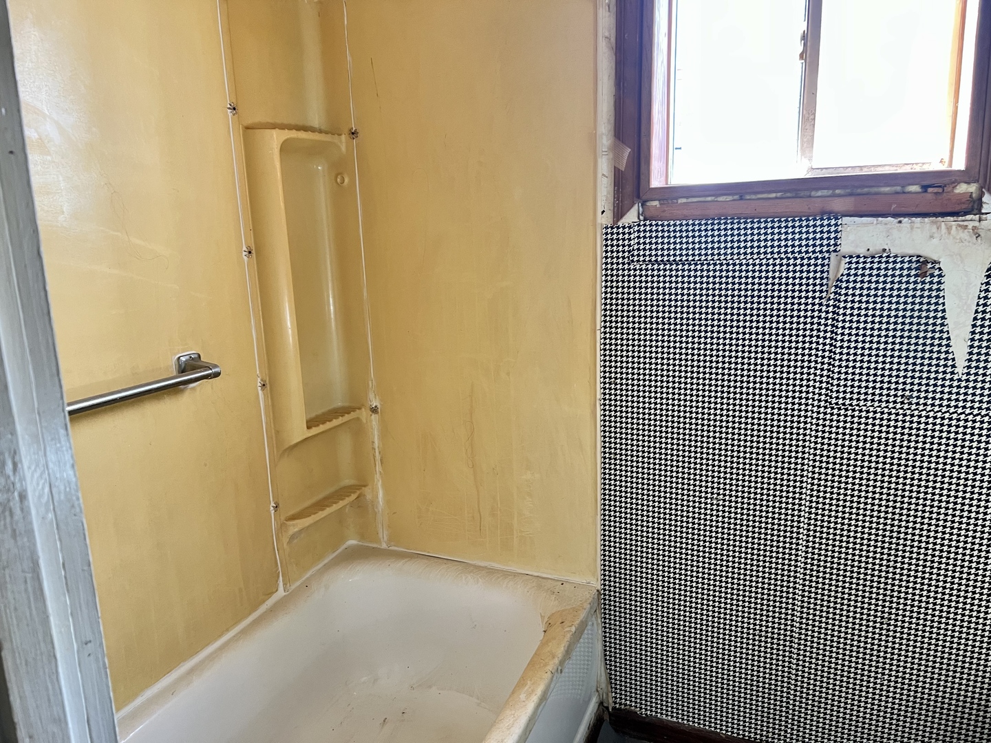 710 West Main Street Hoopeston, IL 60942 - Photo 12 of 25 a view of a bathroom