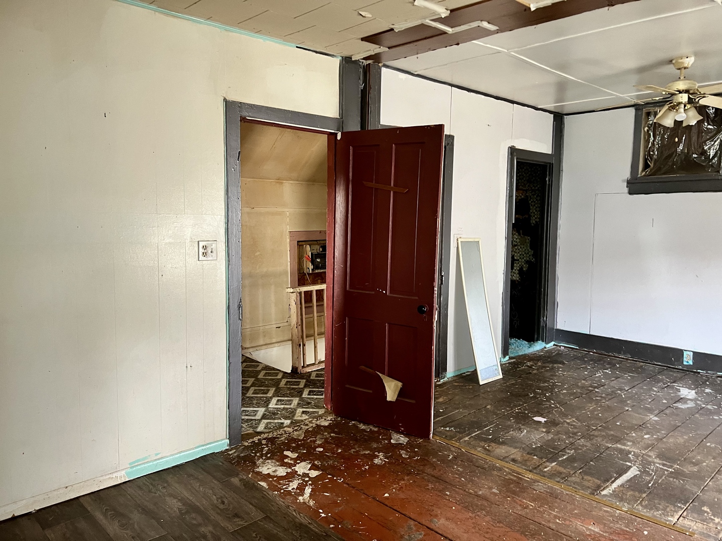 710 West Main Street Hoopeston, IL 60942 - Photo 17 of 25 an empty room with wooden floor