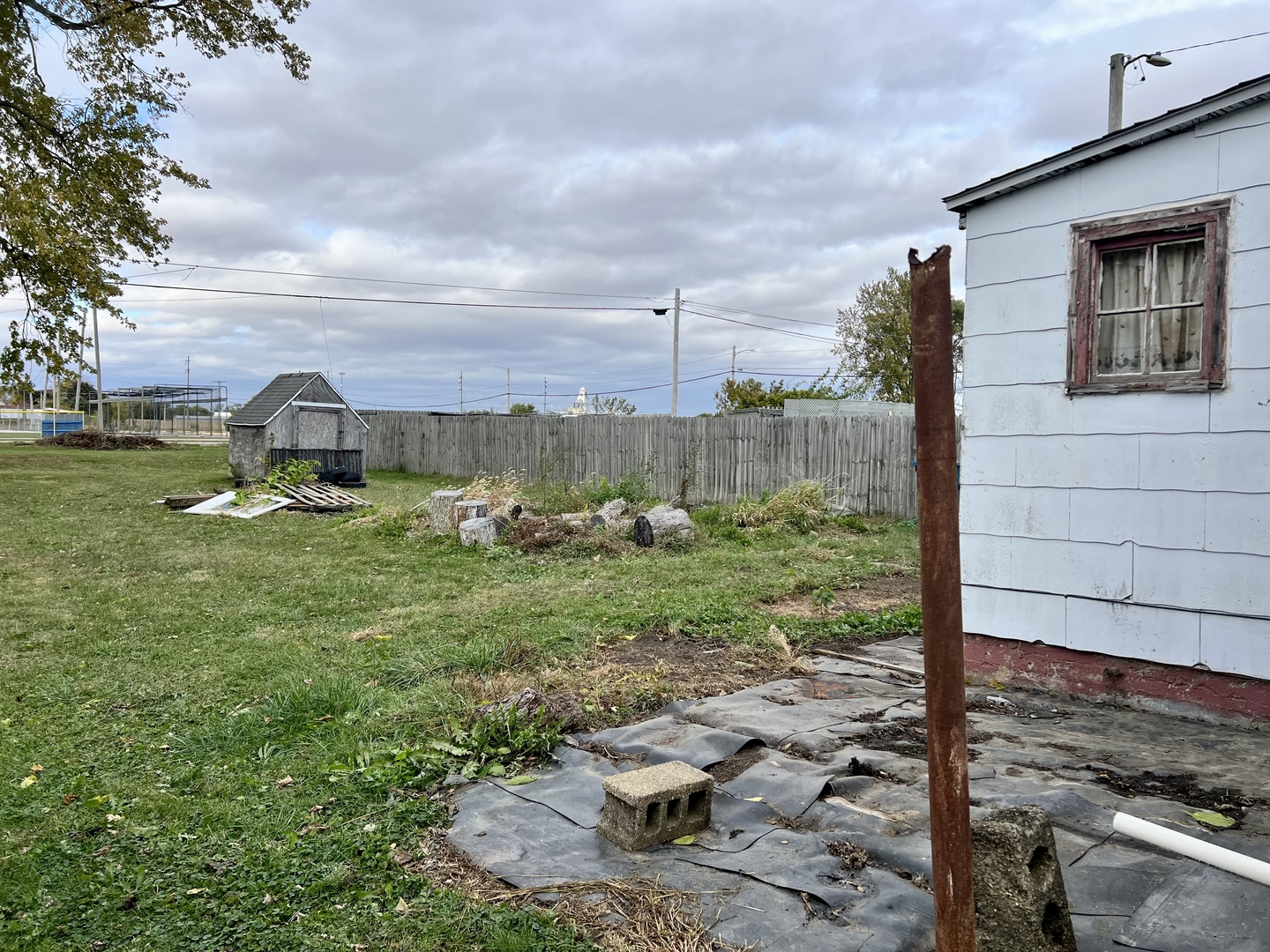 710 West Main Street Hoopeston, IL 60942 - Photo 22 of 25 a view of a garden in front of a house