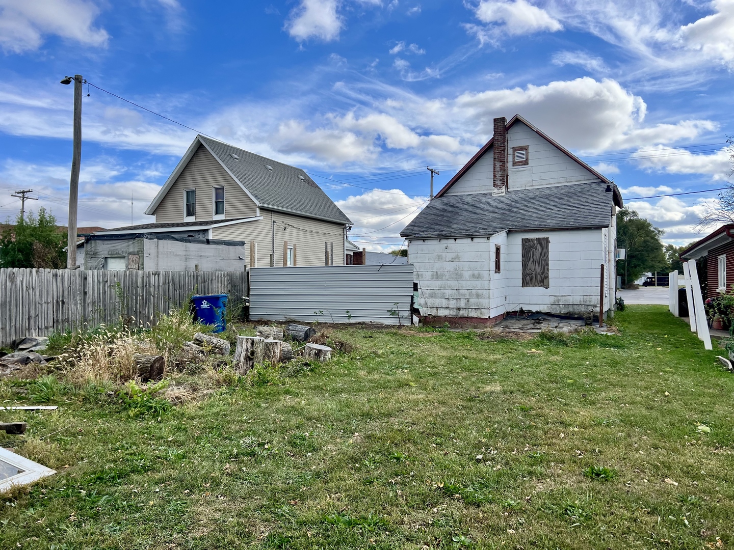 710 West Main Street Hoopeston, IL 60942 - Photo 23 of 25 a front view of house with a garden