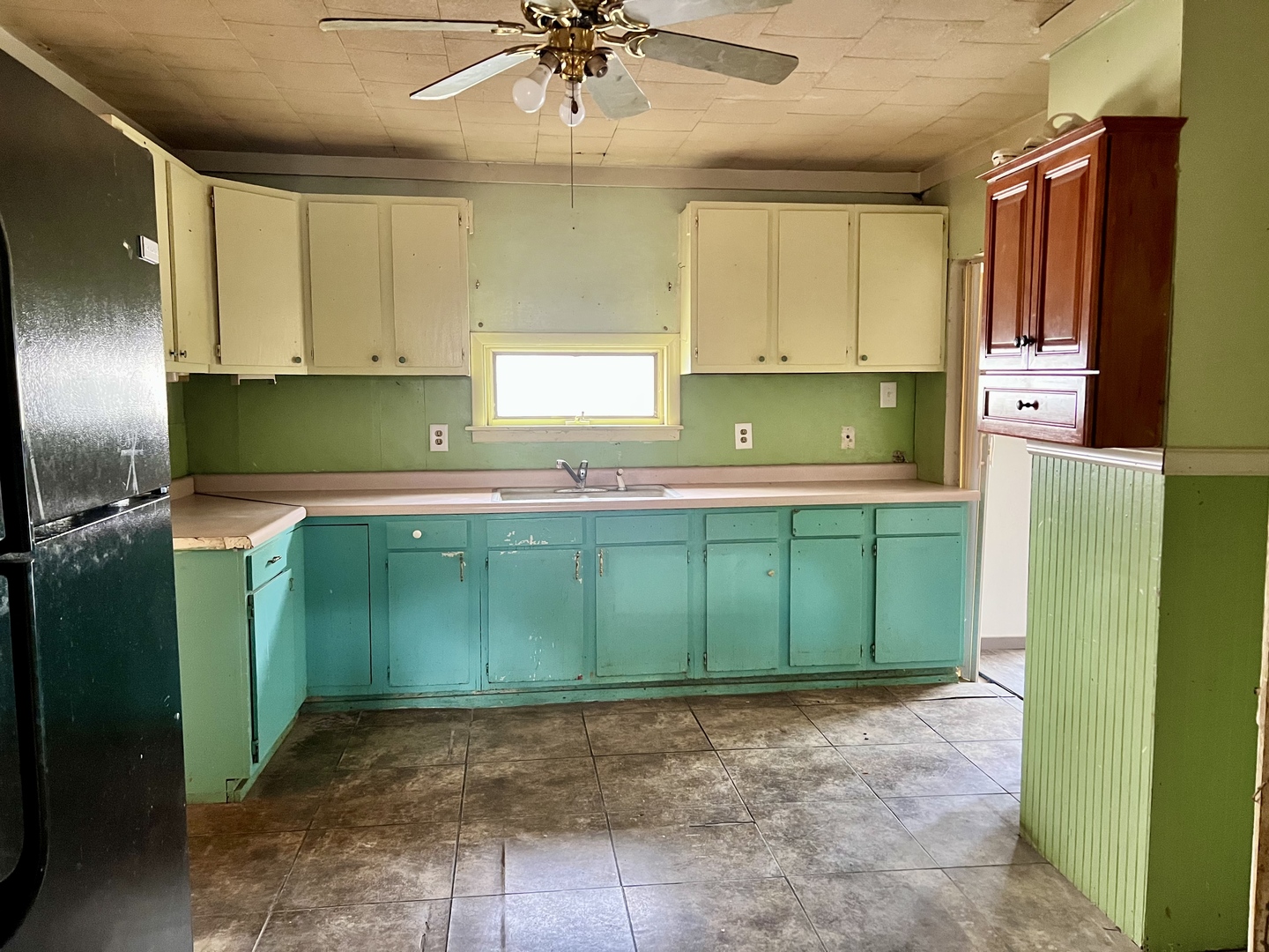 710 West Main Street Hoopeston, IL 60942 - Photo 7 of 25 a kitchen with green walls cabinets and a refrigerator