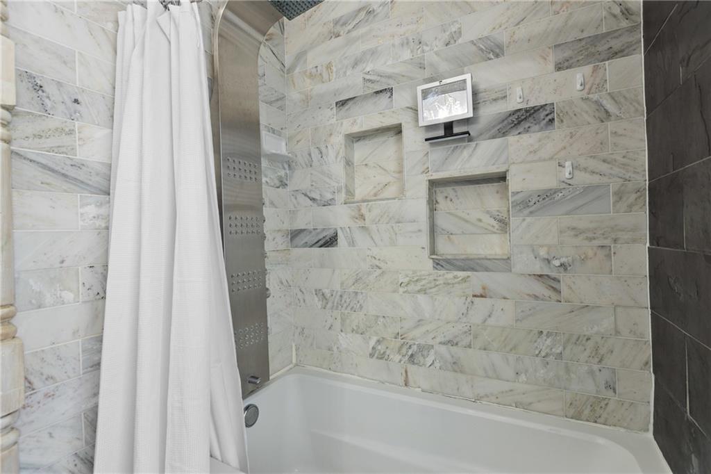 325 East Grant Street Houston, PA 15342 - Photo 27 of 33 a bathroom with a bathtub