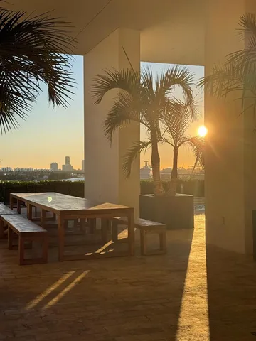 a black and white photo of a living room