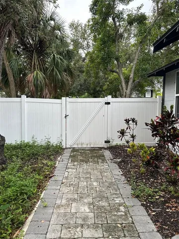 a view of a backyard