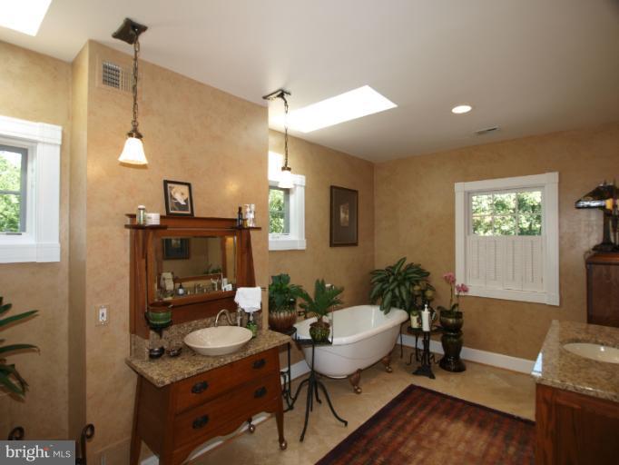 511 Stonington Road Silver Spring, MD 20902 - Photo 22 of 30 Bath (Master) View 2