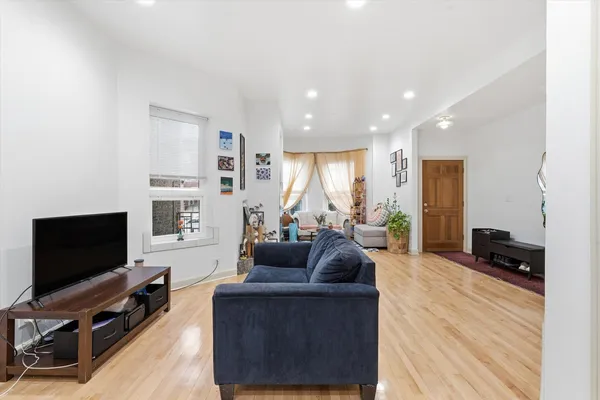 $2,750 | 5739 North Winthrop Avenue, Unit 1, Chicago, IL 60660