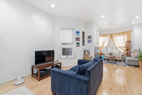 $2,750 | 5739 North Winthrop Avenue, Unit 1, Chicago, IL 60660