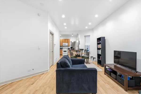 $2,750 | 5739 North Winthrop Avenue, Unit 1, Chicago, IL 60660