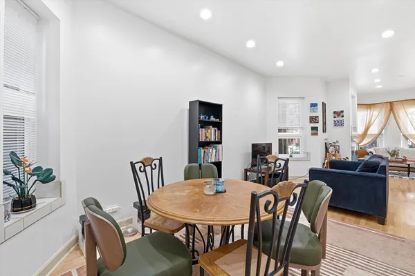 $2,750 | 5739 North Winthrop Avenue, Unit 1, Chicago, IL 60660