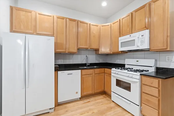 $2,750 | 5739 North Winthrop Avenue, Unit 1, Chicago, IL 60660