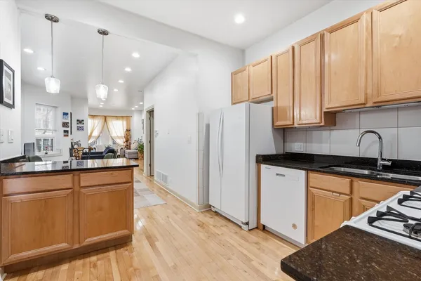 $2,750 | 5739 North Winthrop Avenue, Unit 1, Chicago, IL 60660