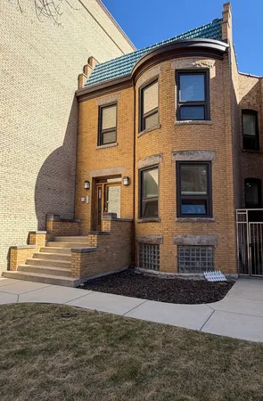 $2,750 | 5739 North Winthrop Avenue, Unit 1, Chicago, IL 60660