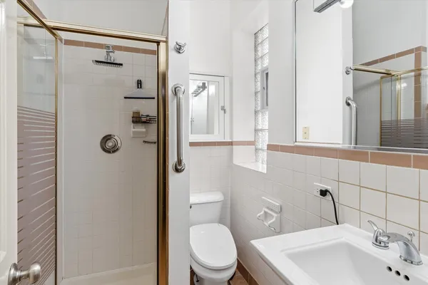 $2,750 | 5739 North Winthrop Avenue, Unit 1, Chicago, IL 60660