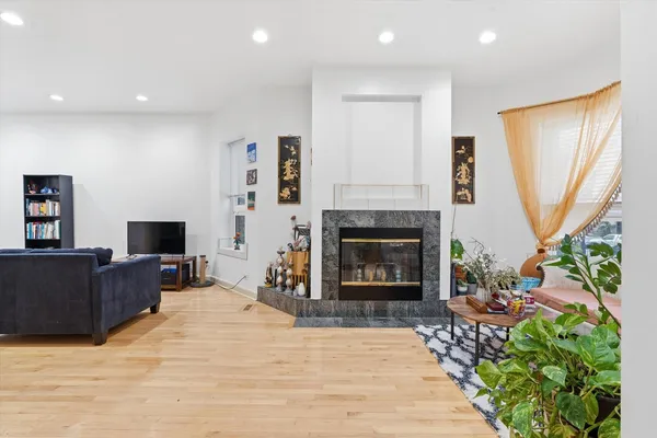 $2,750 | 5739 North Winthrop Avenue, Unit 1, Chicago, IL 60660