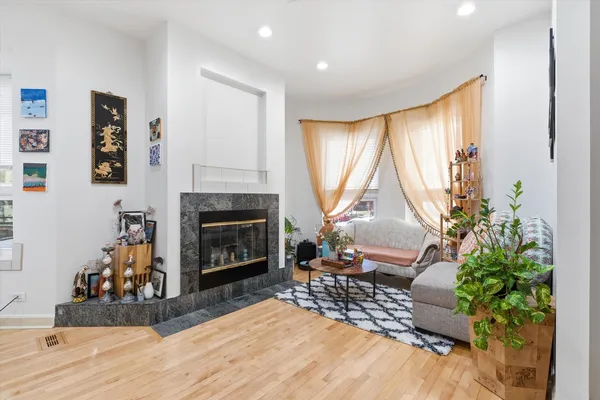 $2,750 | 5739 North Winthrop Avenue, Unit 1, Chicago, IL 60660