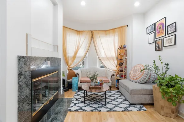 $2,750 | 5739 North Winthrop Avenue, Unit 1, Chicago, IL 60660