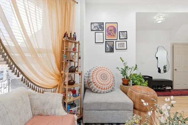 $2,750 | 5739 North Winthrop Avenue, Unit 1, Chicago, IL 60660