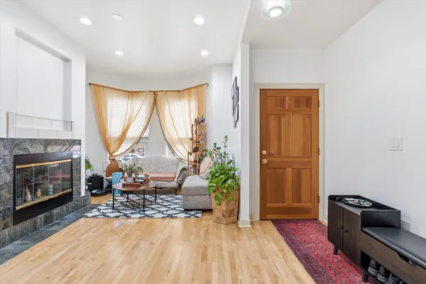 $2,750 | 5739 North Winthrop Avenue, Unit 1, Chicago, IL 60660