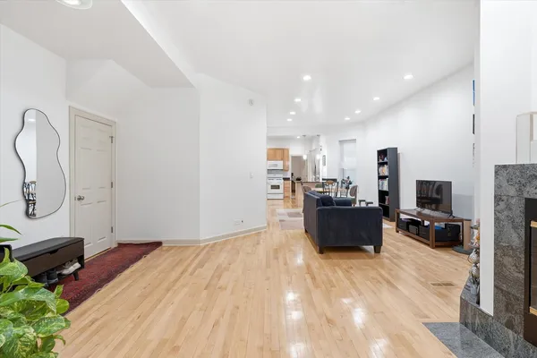 $2,750 | 5739 North Winthrop Avenue, Unit 1, Chicago, IL 60660