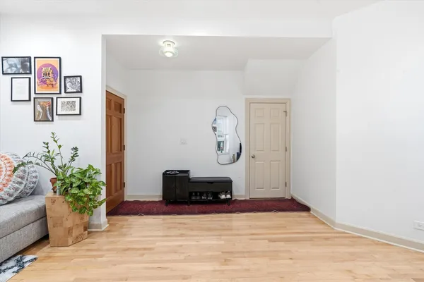 $2,750 | 5739 North Winthrop Avenue, Unit 1, Chicago, IL 60660