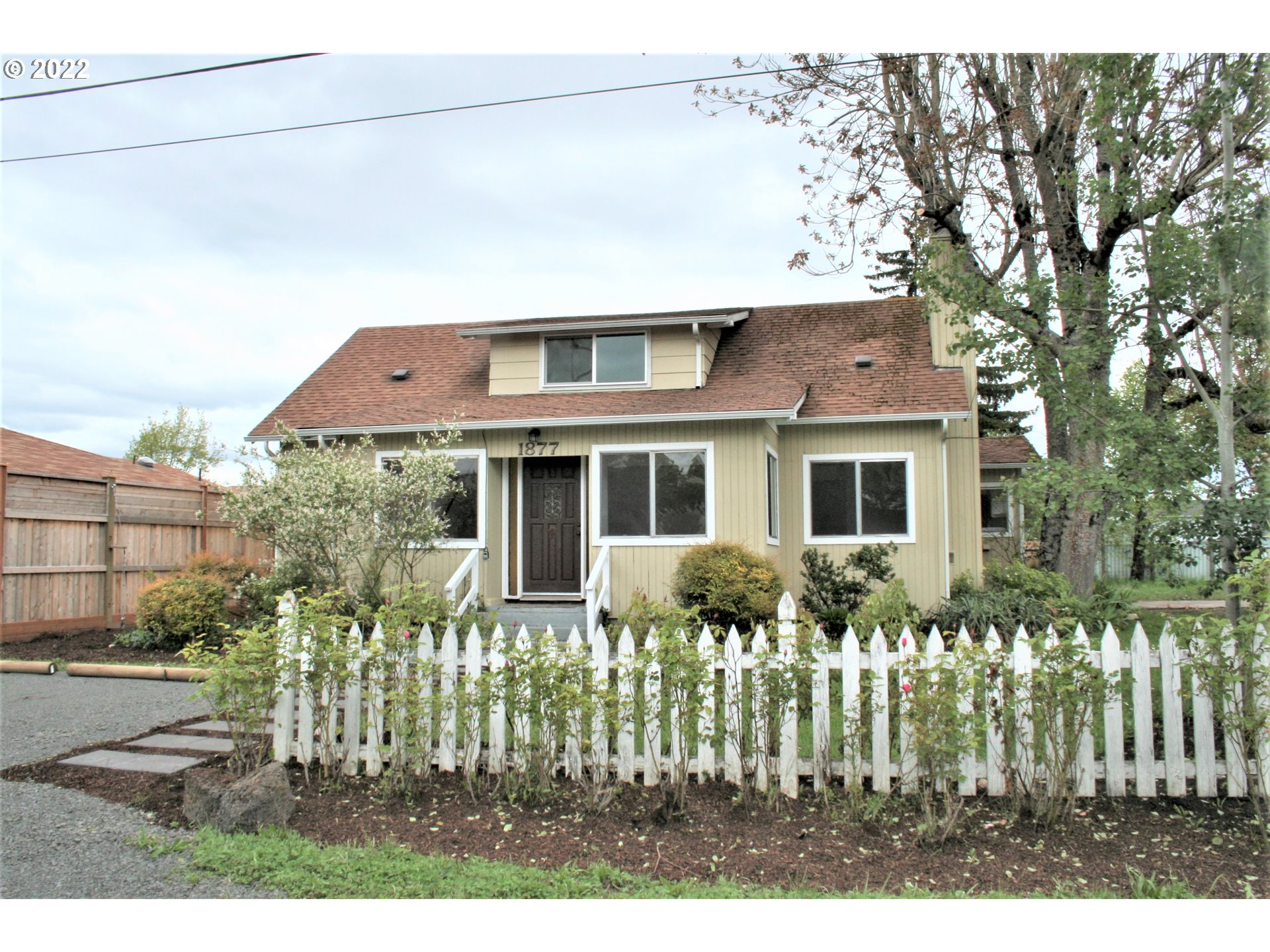 1877 7th Street Springfield, OR 97477 - Photo 1 of 20