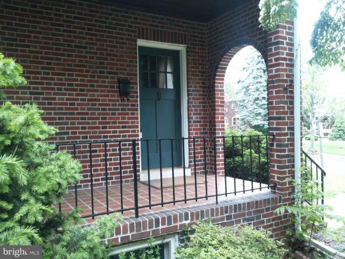 624 Stamford Road Baltimore, MD 21229 - Photo 17 of 21 a view of a house with a balcony