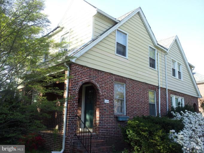 624 Stamford Road Baltimore, MD 21229 - Photo 3 of 21 a front view of a house with garden