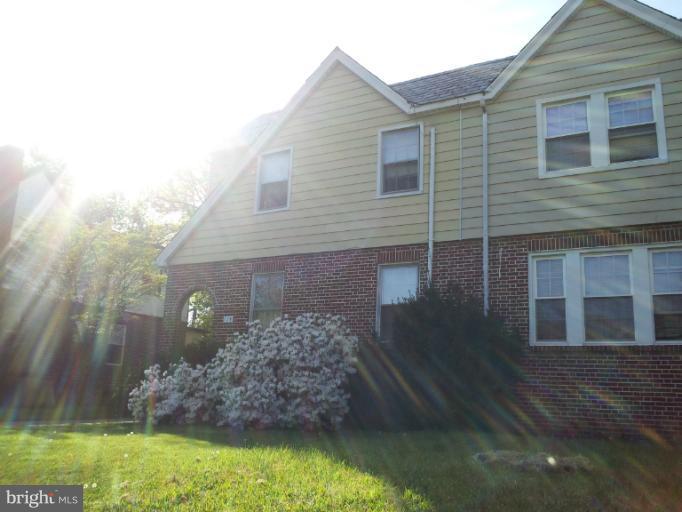 624 Stamford Road Baltimore, MD 21229 - Photo 4 of 21 a backyard of a house