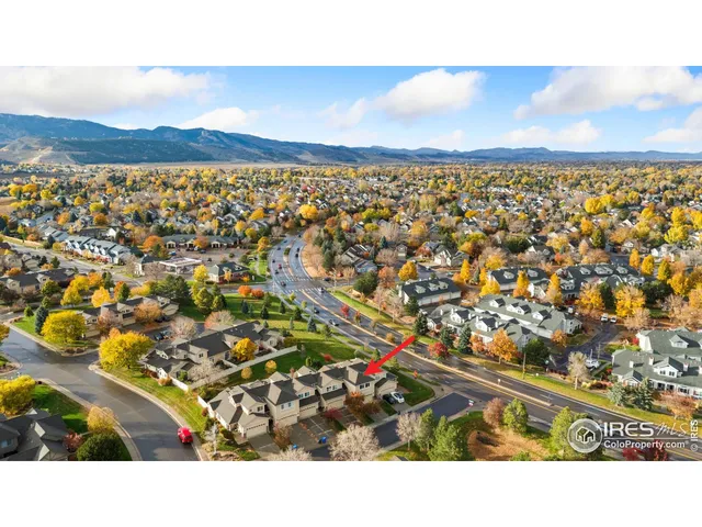 a black and white photo of a room