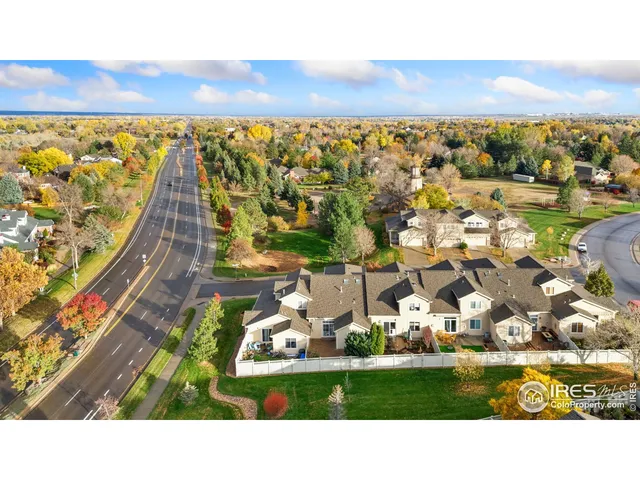 a black and white photo of a city